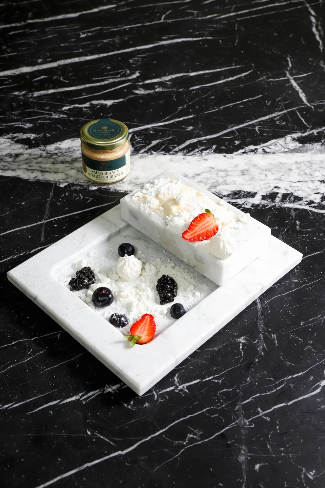 Bianco mangiare con frutta fresca e Salsa Bianca al Tartufo Bianco Savitar