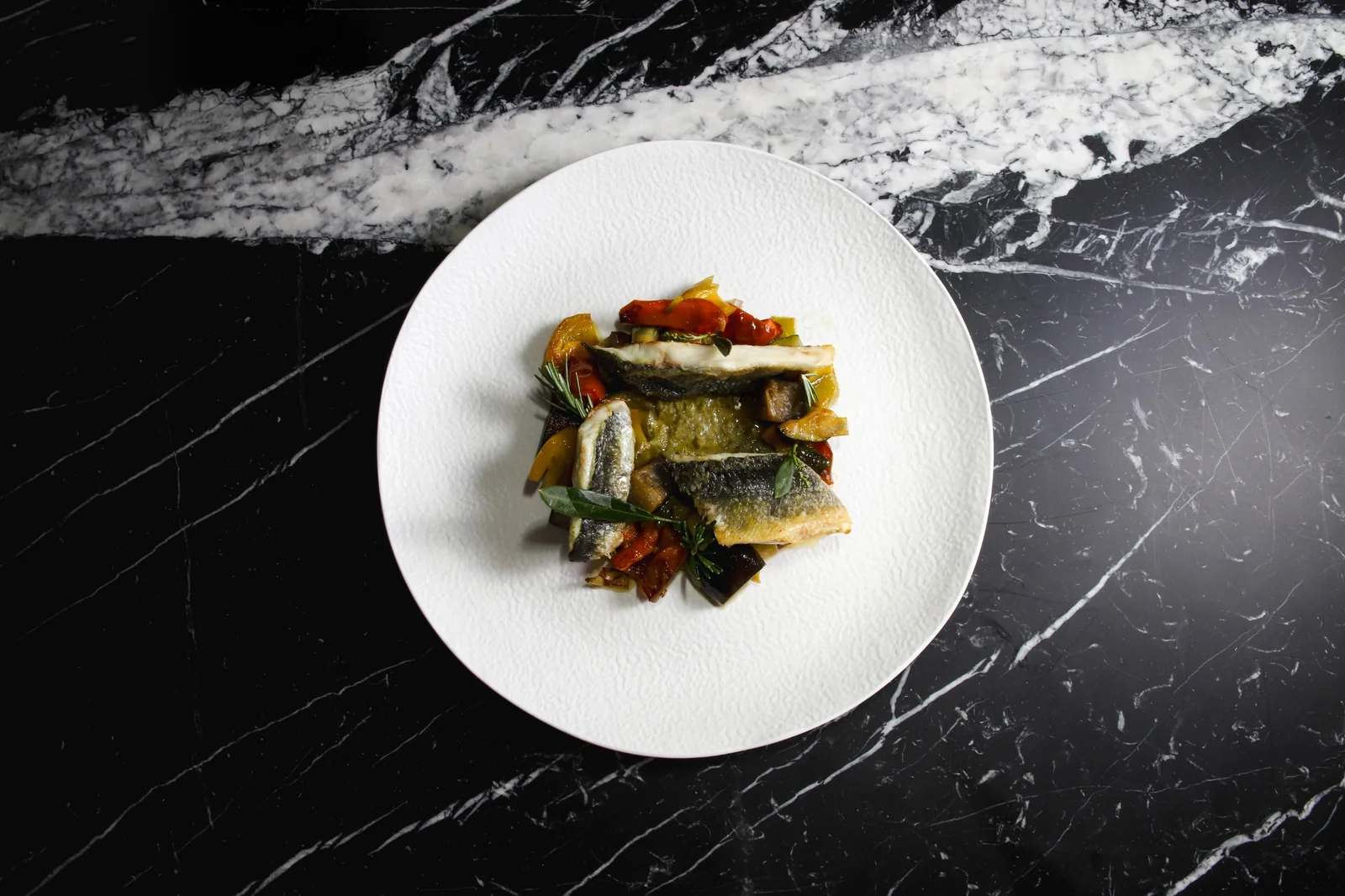 Branzino con crema di asparagi e tartufo