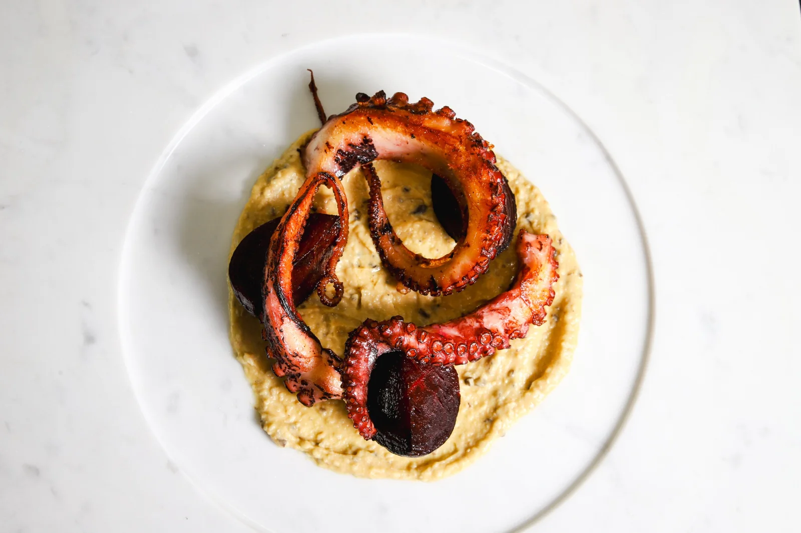 Polpo croccante con hummus al tartufo