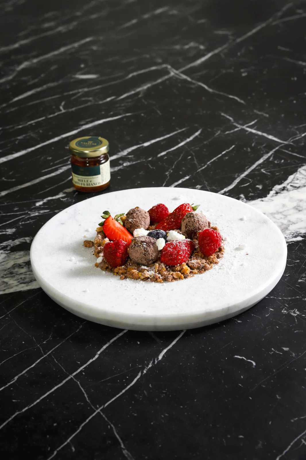 Tartufo nel bosco, dessert al cioccolato con miele al tartufo bianco
