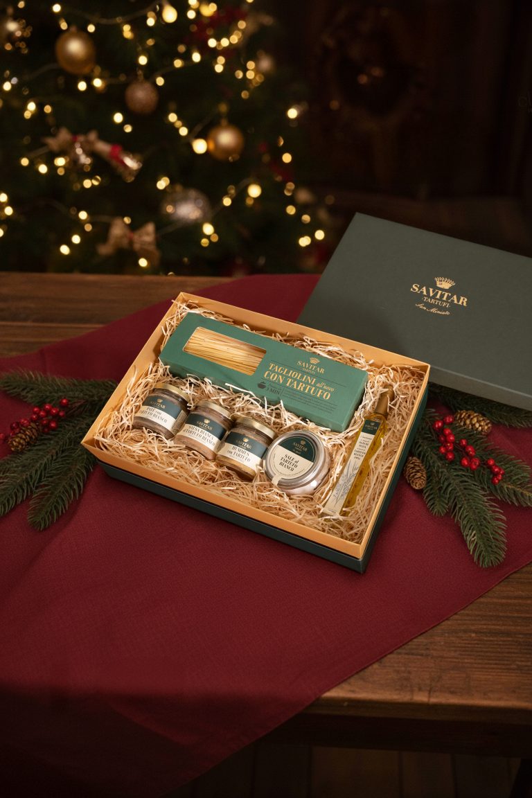 Confezione regalo Savitar Tartufi con tagliolini e specialità al tartufo in ambientazione natalizia