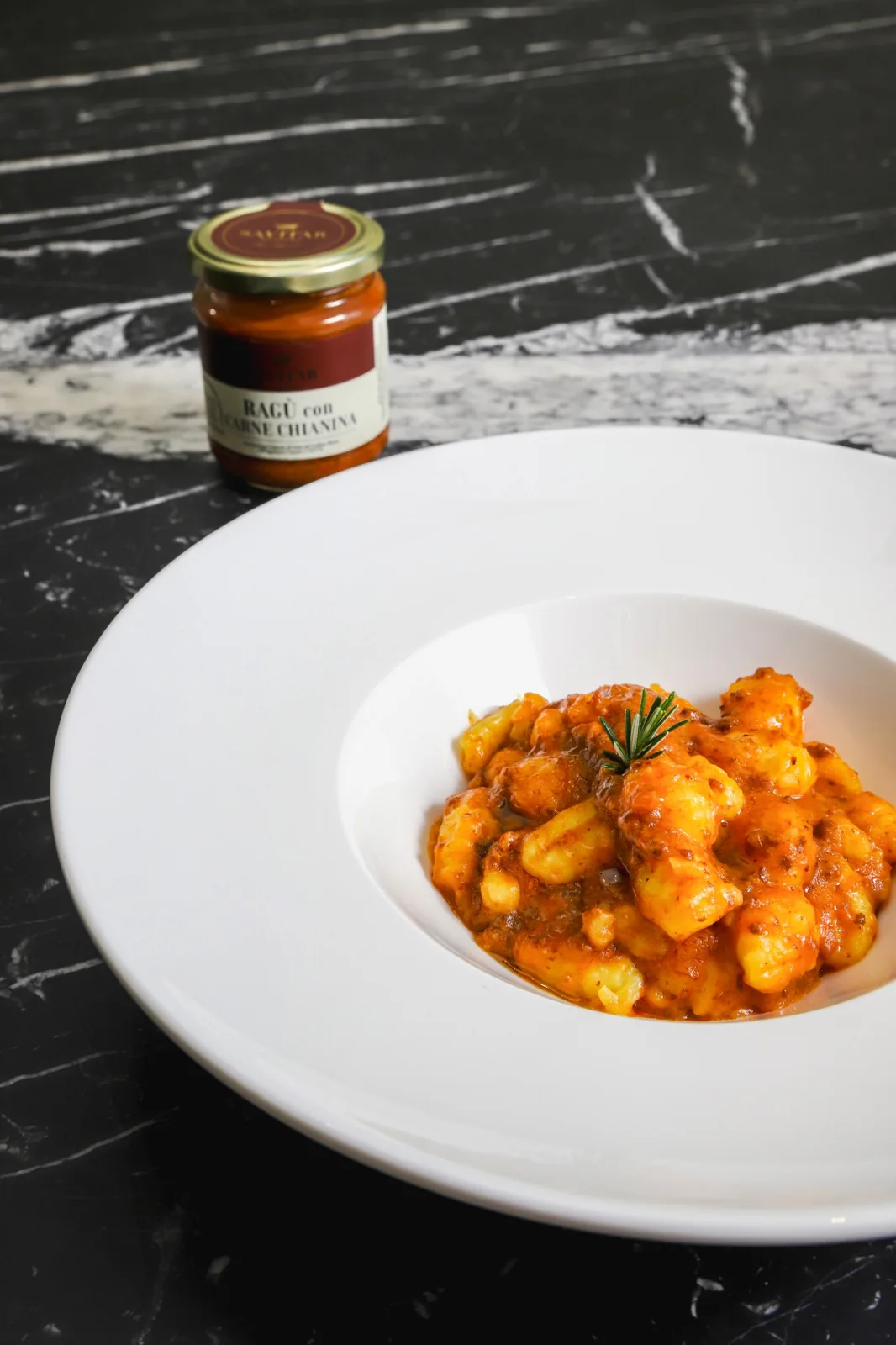 Gnocchi di patate al ragù di Chianina con il vasetto Savitar Tartufi.