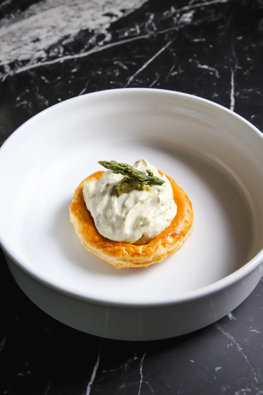 Vol-au-vent farcito con crema di asparagi al tartufo bianco e formaggio fresco.